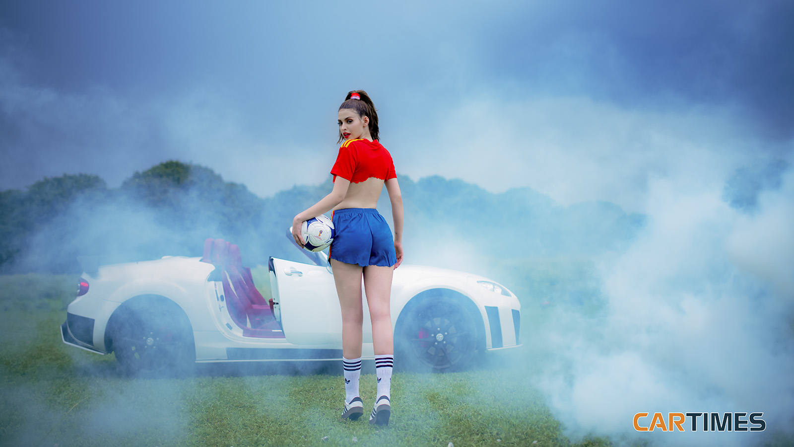 an tay sexy cung xe do the thao mazda mx 5 co vu world cup 2018