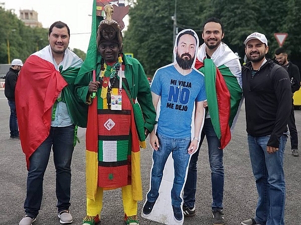 Cặp vợ chồng Việt Nam 'cho con gái đi xem World Cup' theo một cách đặc biệt cap vo chong viet nam cho con gai di xem world cup theo mot cach dac biet