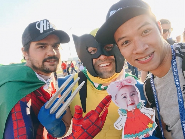 cap vo chong viet nam cho con gai di xem world cup theo mot cach dac biet
