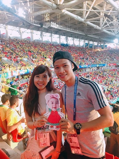 cap vo chong viet nam cho con gai di xem world cup theo mot cach dac biet
