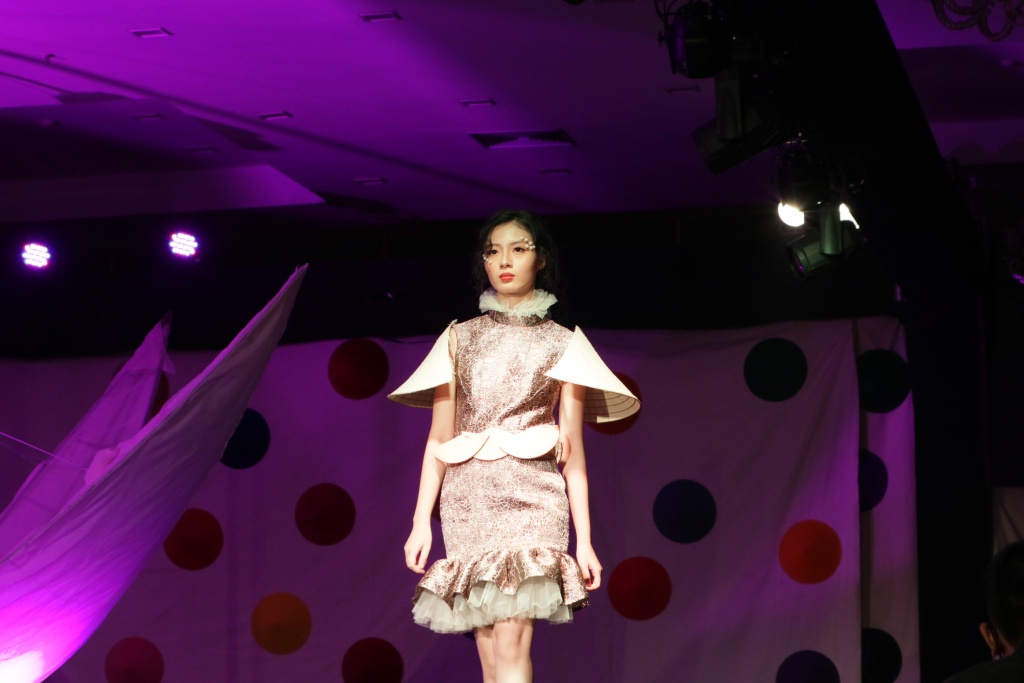 'Tỉnh giấc mơ đời' - show thời trang ấn tượng của học sinh Hà Nội - Amsterdam tinh giac mo doi show thoi trang an tuong cua hoc sinh ha noi amsterdam