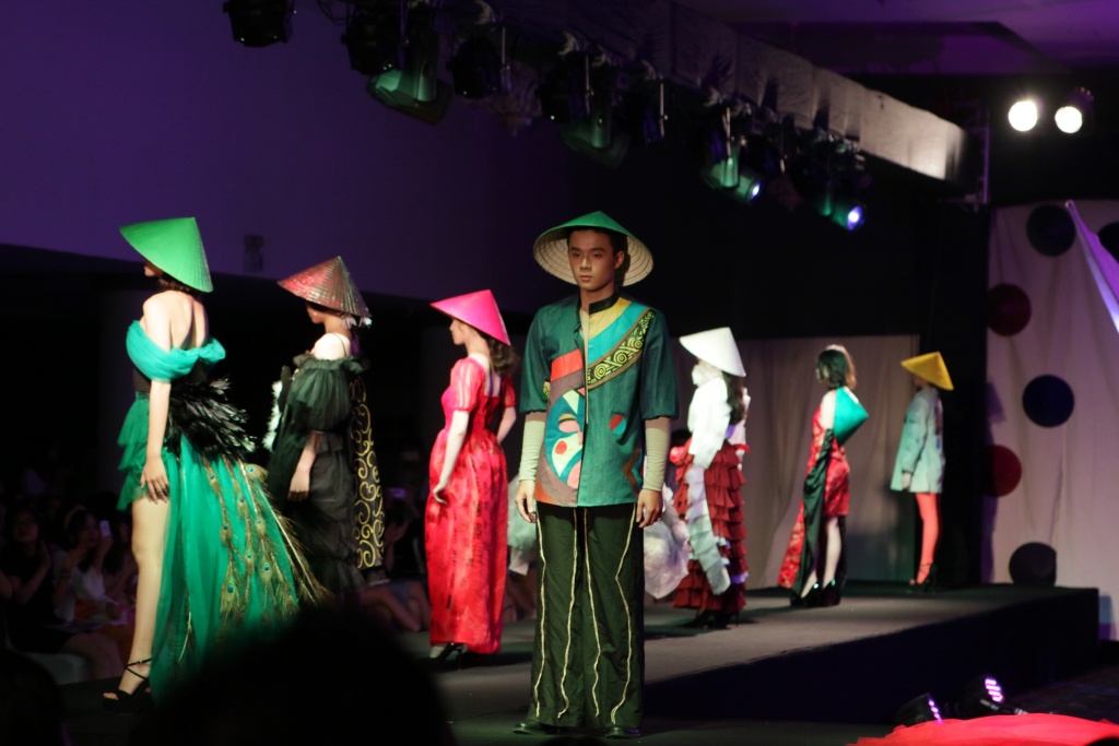 'Tỉnh giấc mơ đời' - show thời trang ấn tượng của học sinh Hà Nội - Amsterdam tinh giac mo doi show thoi trang an tuong cua hoc sinh ha noi amsterdam