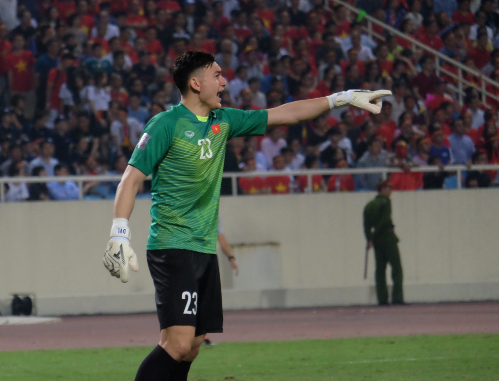 thuc hu chuyen que ngoc hai va dang van lam mau thuan tren san
