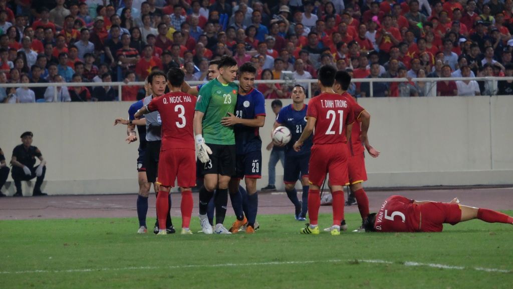 thuc hu chuyen que ngoc hai va dang van lam mau thuan tren san