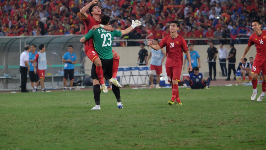 thuc hu chuyen que ngoc hai va dang van lam mau thuan tren san