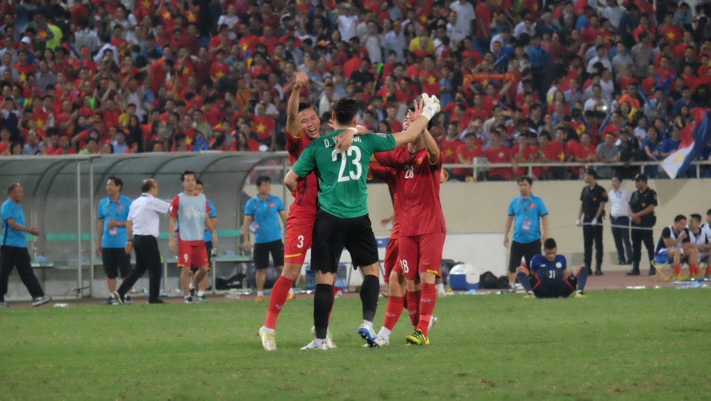 thuc hu chuyen que ngoc hai va dang van lam mau thuan tren san