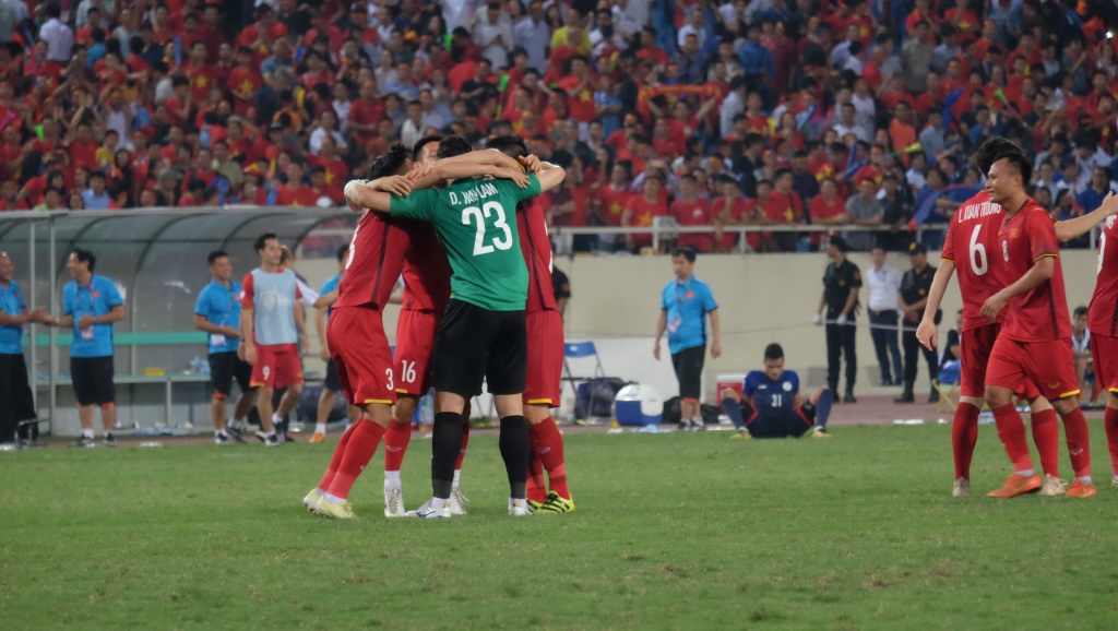 thuc hu chuyen que ngoc hai va dang van lam mau thuan tren san