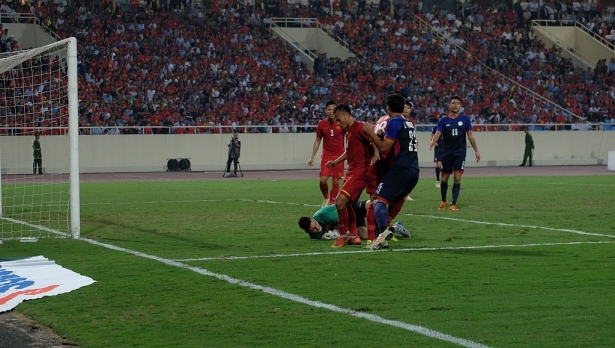 thuc hu chuyen que ngoc hai va dang van lam mau thuan tren san