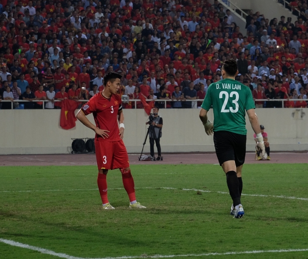 thuc hu chuyen que ngoc hai va dang van lam mau thuan tren san