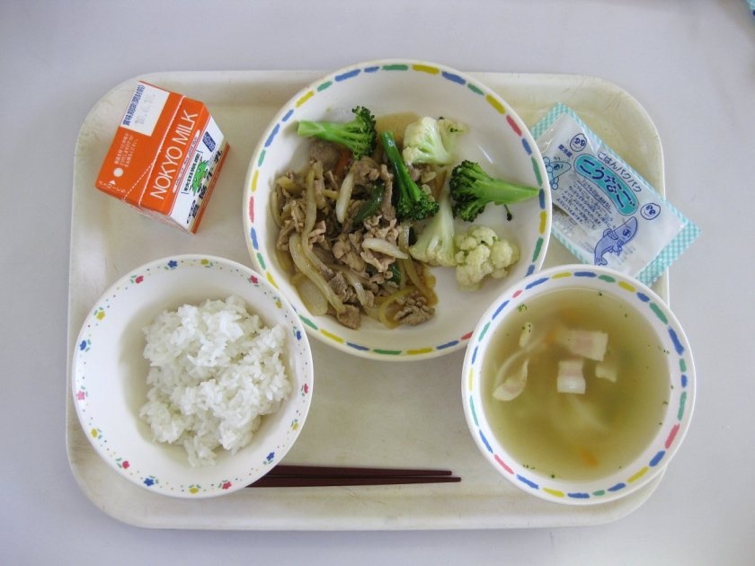 nguoi nhat day gi tre em qua bua an trua o truong
