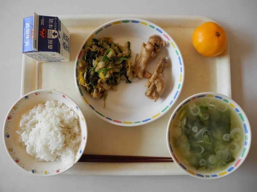 nguoi nhat day gi tre em qua bua an trua o truong