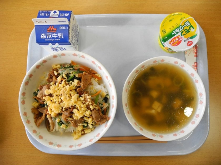 nguoi nhat day gi tre em qua bua an trua o truong