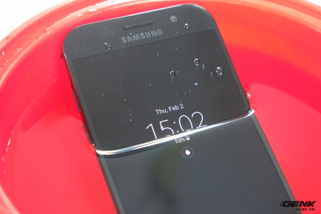 samsung chinh thuc ra mat galaxy a 2017 thiet ke thoi thuong chong nuoc ip68 camera nang cap