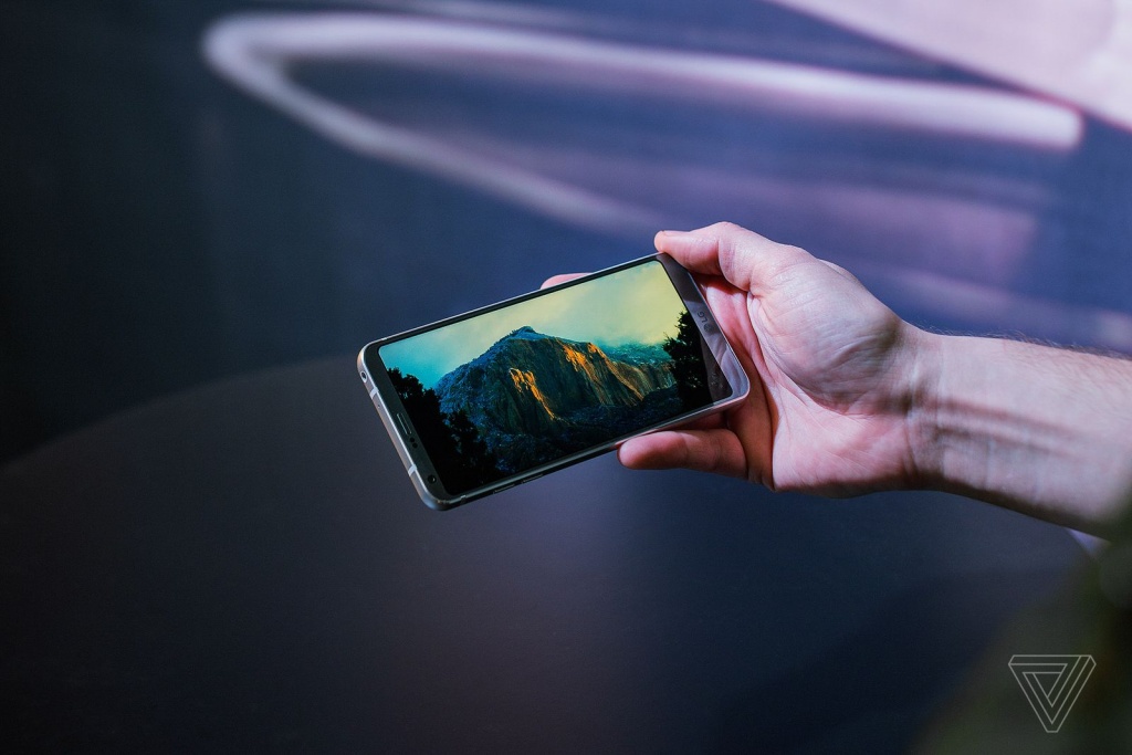 tren tay lg g6 man hinh lon vo kim loai camera kep 2 khau do