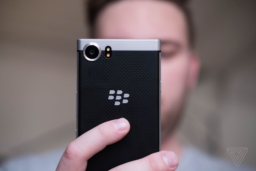 can canh blackberry keyone su tro lai day ngau hung cua dau den gia khong he ngot