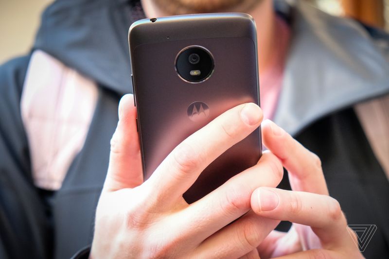 motorola ra mat moto g5 va g5 plus thiet ke kim loai gia ca phai chang