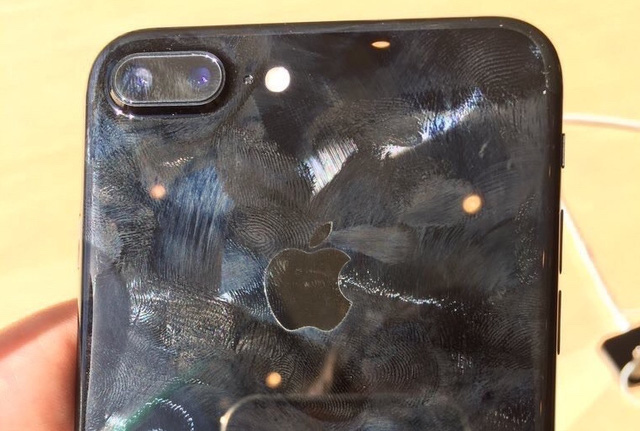 tung la mau dat nhat iphone 7 jet black sut gia tham hai tro thanh mau re nhat hien nay