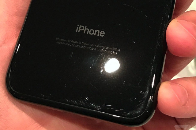 Từng là màu đắt nhất, iPhone 7 Jet Black sụt giá thảm hại, trở thành màu rẻ nhất hiện nay tung la mau dat nhat iphone 7 jet black sut gia tham hai tro thanh mau re nhat hien nay