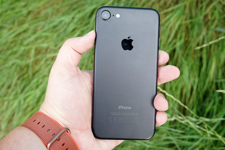iphone la thiet bi cam tay ban chay nhat nam 2016