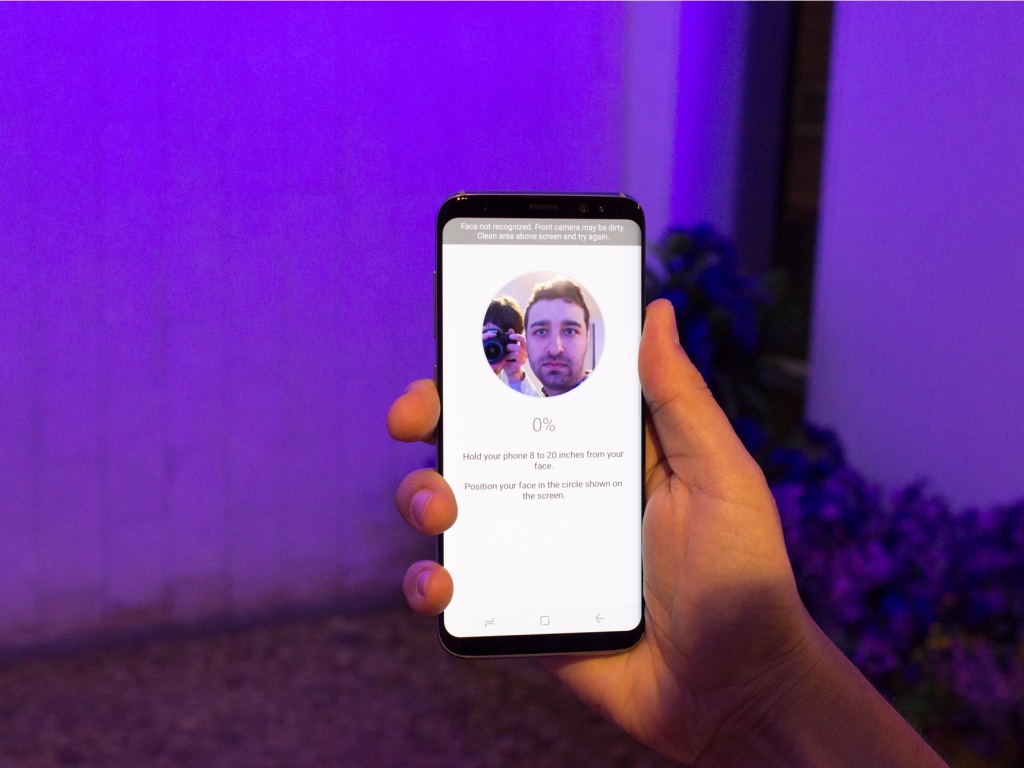 tinh nang bao mat khuon mat tren galaxy s8 co the de dang bi danh lua boi mot buc anh
