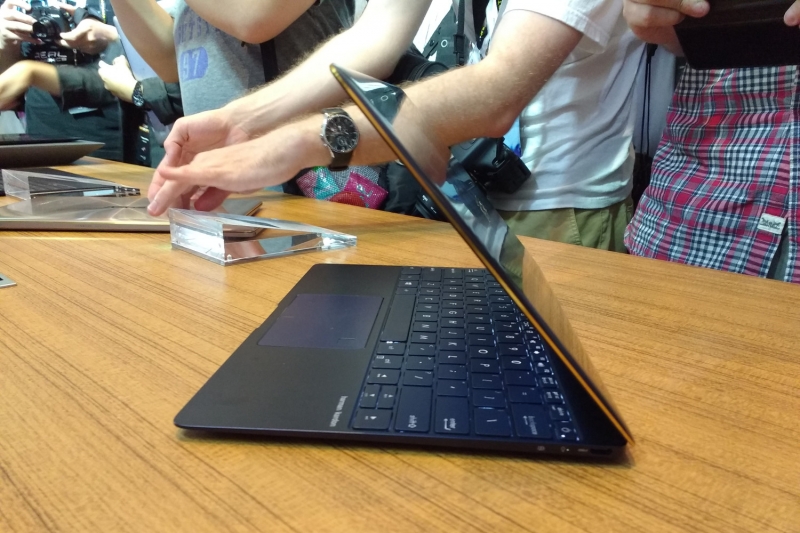 asus zenbook 3 chiec macbook chay windows 10