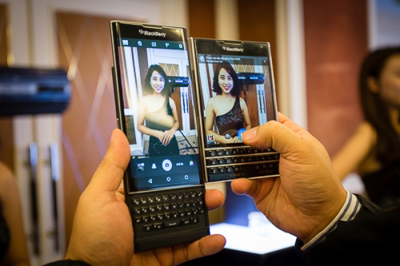 lan song thao chay da bat dau sieu pham blackberry passport chi con hon 5 trieu dong
