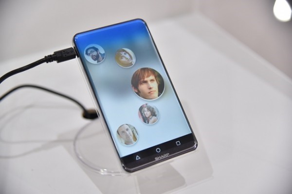 smartphone man hinh cong khong ban le tu sharp