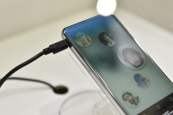 smartphone man hinh cong khong ban le tu sharp