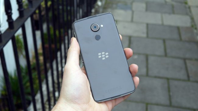 blackberry dtek60 ra mat ram 4 gb gia 499 usd