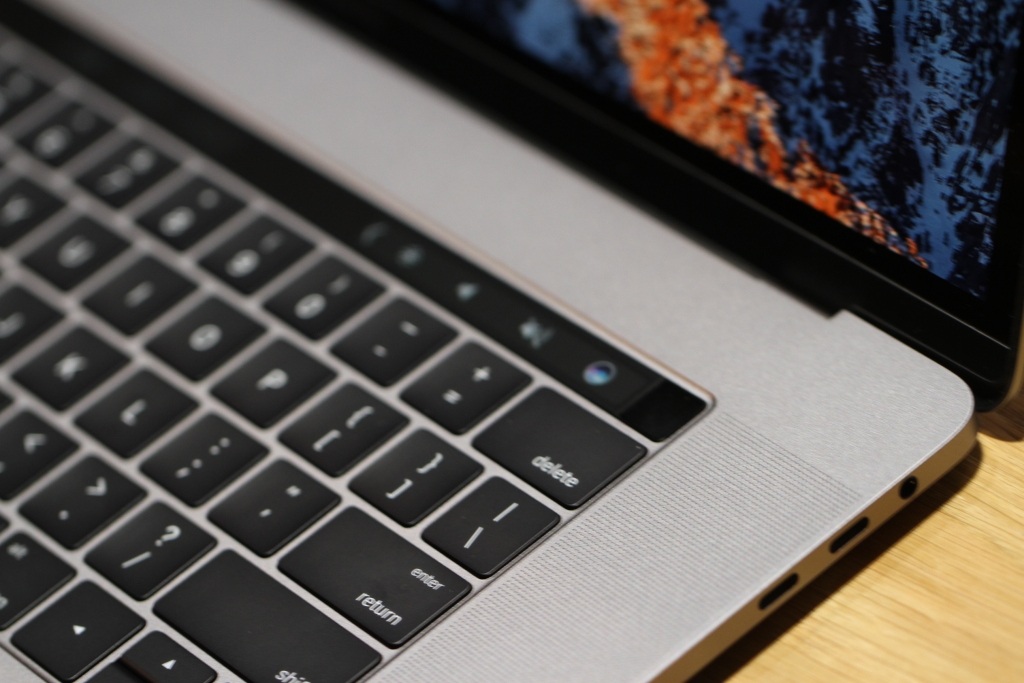 can anh apple macbook pro moi mong nhe manh me them nhieu tinh nang