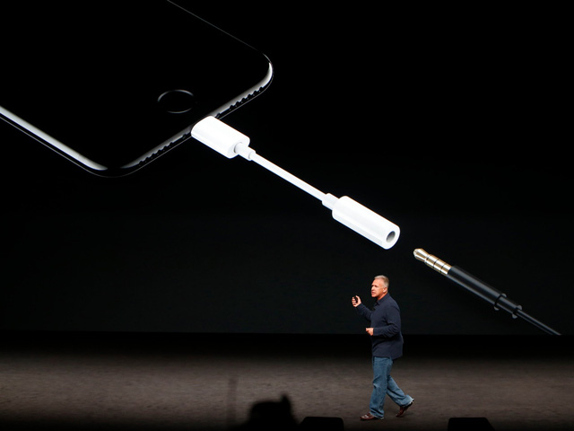 apple giai thich ly do bo cong cam headphone truyen thong tren iphone nhung lai giu nguyen tren macbook
