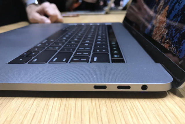 apple giai thich ly do bo cong cam headphone truyen thong tren iphone nhung lai giu nguyen tren macbook