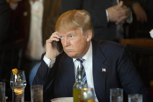 donald trump la fan trung thanh cua samsung noi khong voi iphone