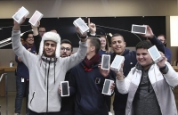 foxconn chi 7 ty usd xay nha may tai my iphone made in usa da o rat gan