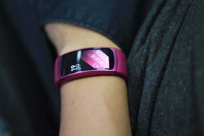 samsung gear fit 2 giam gia mot nua con 2 trieu dong