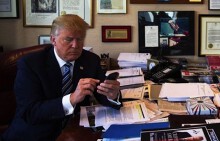 Tổng thống Donald Trump có thể gửi tin nhắn bất kỳ cho toàn bộ người dân Mỹ mà không thể bị chặn