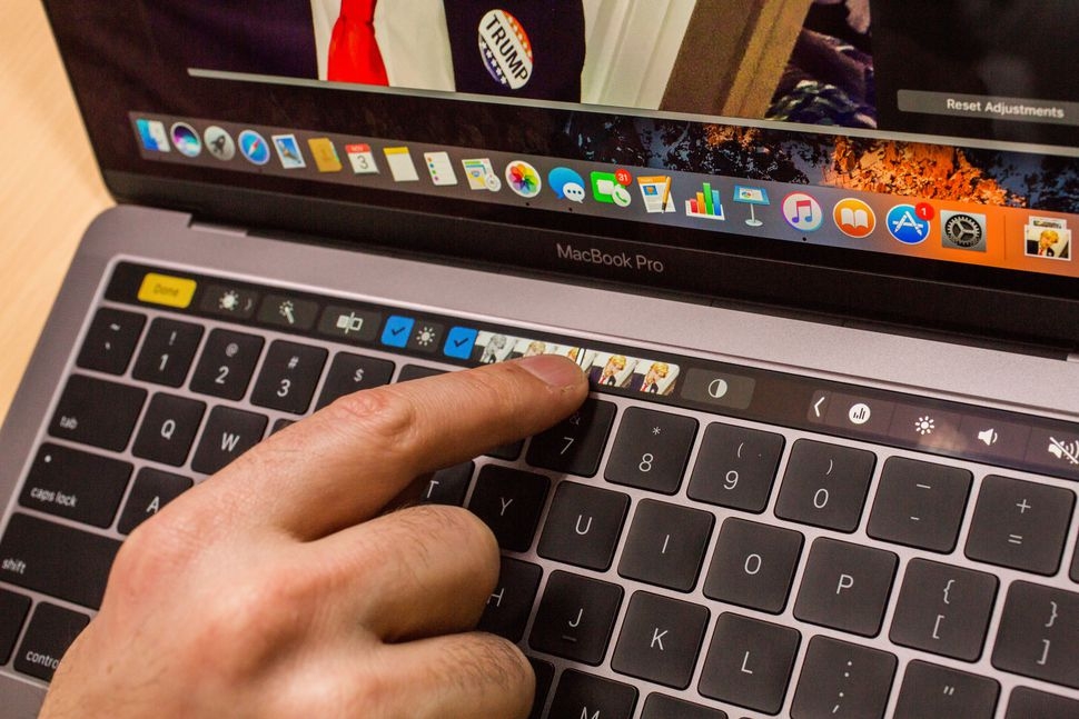 hang loat nguoi dung macbook pro voi touch bar gap van de ve thoi luong pin