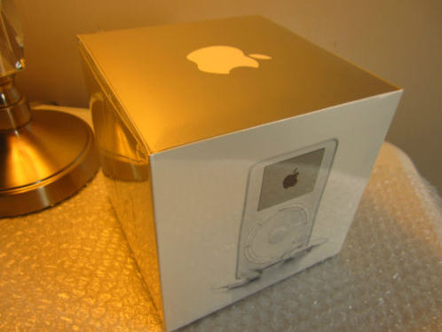 mot chiec ipod doi dau con nguyen seal duoc ban voi gia 200000 usd tren ebay