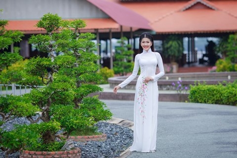 mot ao dai duoc nhieu sao viet khoe dip gan tet