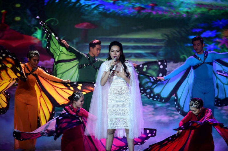 minh thu dang quang nhan to bi an o tuoi 17