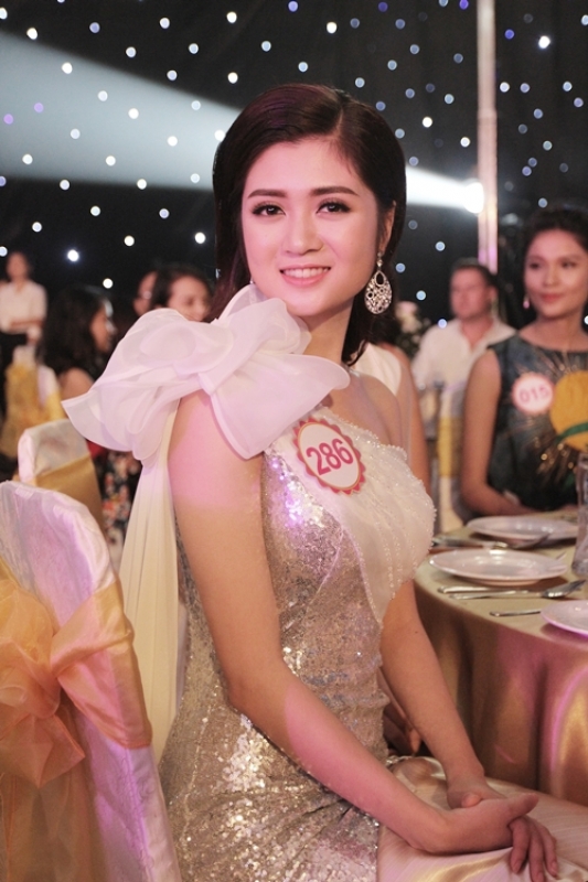 thi sinh hoa hau do dang voi dam da tiec