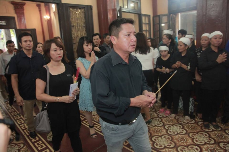 nhung hinh anh day xuc dong tai le tang nghe si han van tinh