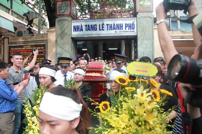 nhung hinh anh day xuc dong tai le tang nghe si han van tinh