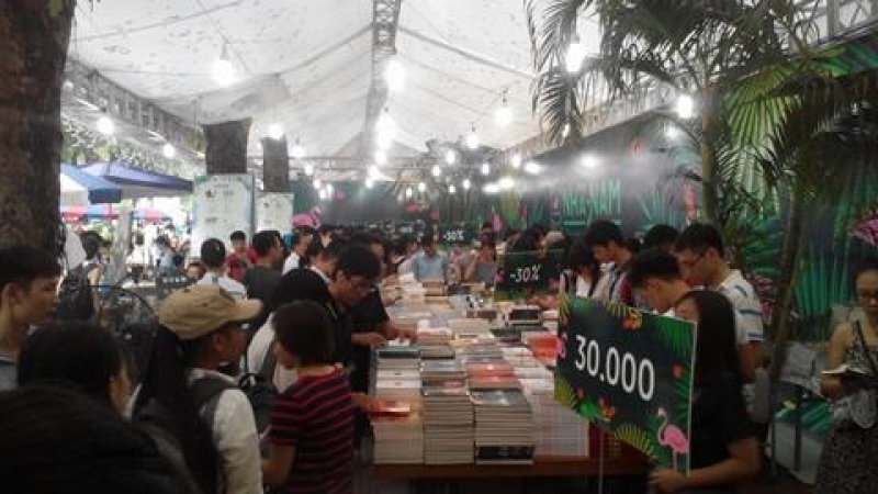 Giới trẻ hào hứng tham gia Hội sách mùa thu 2016 gioi tre hao hung tham gia hoi sach mua thu 2016