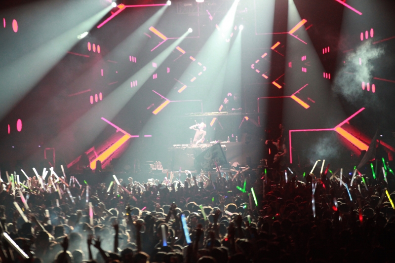 gioi tre viet nam chay het minh trong dem nhac martin garrix