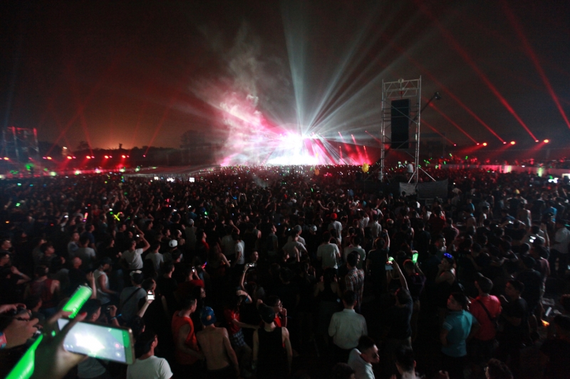 gioi tre viet nam chay het minh trong dem nhac martin garrix