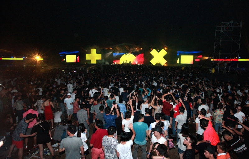 gioi tre viet nam chay het minh trong dem nhac martin garrix