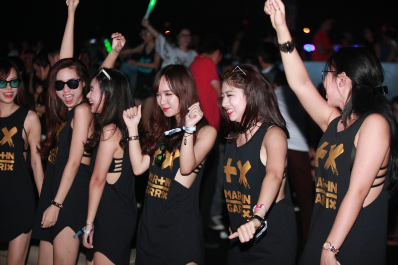 gioi tre viet nam chay het minh trong dem nhac martin garrix