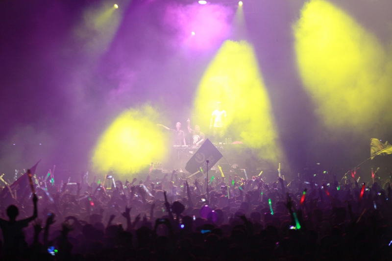 gioi tre viet nam chay het minh trong dem nhac martin garrix