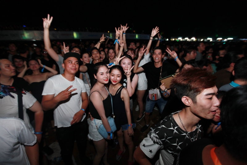 gioi tre viet nam chay het minh trong dem nhac martin garrix